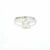 Bague solitaire en or blanc avec diamants