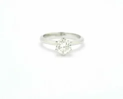 Bague solitaire en or blanc avec diamants