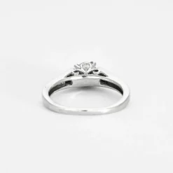 Bague solitaire en or blanc et diamant