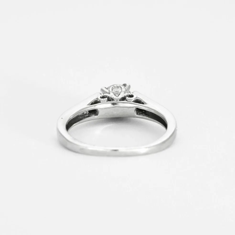 Bague solitaire en or blanc et diamant