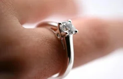 Bague solitaire en or blanc avec diamant de 0,750 carat