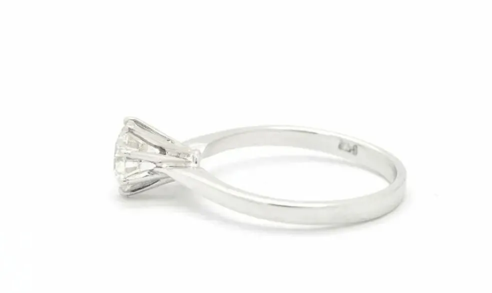 Bague solitaire en or blanc certifié HRD