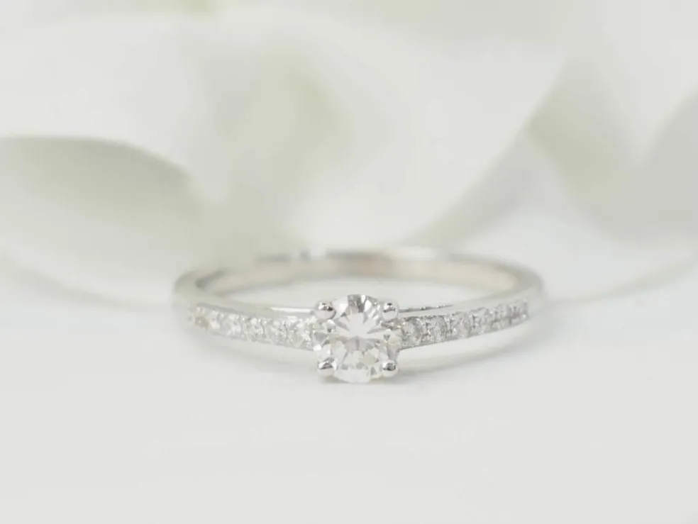 Bague solitaire en or blanc et diamants 0.30 ct