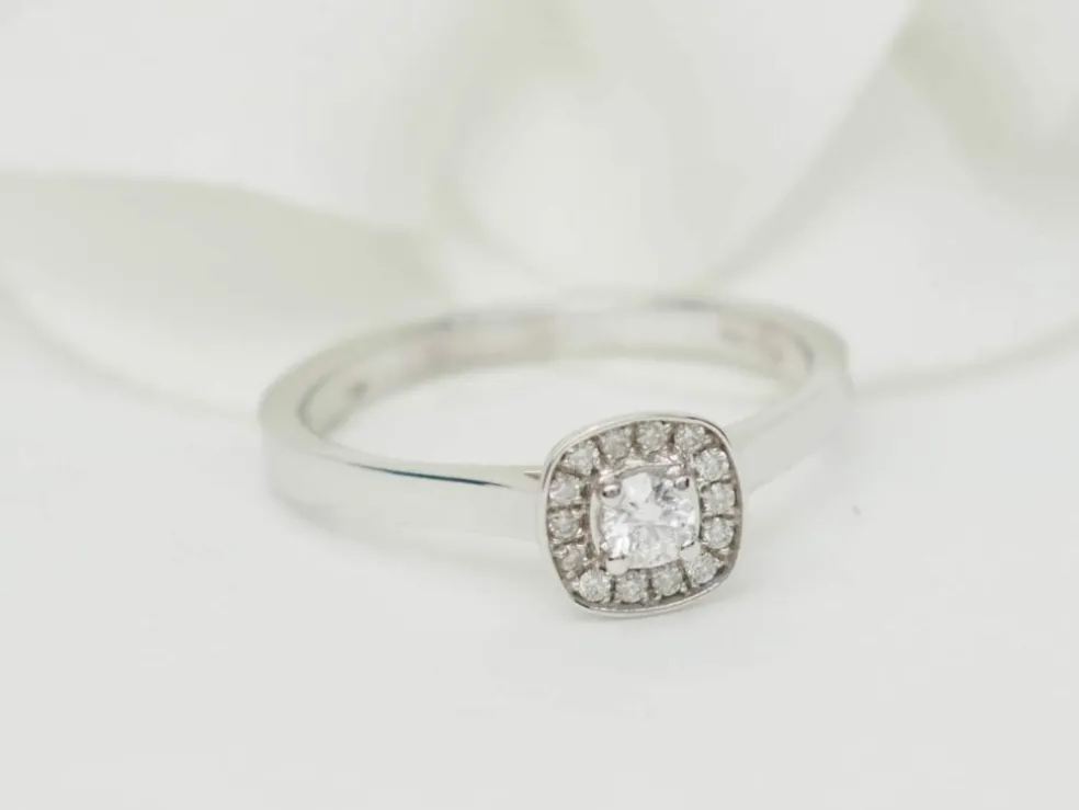 Bague solitaire en or blanc et diamants 0.15ct