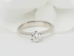 Bague solitaire en or blanc et diamant 0.53ct