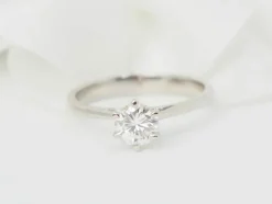 Bague solitaire en or blanc et diamant 0.58ct
