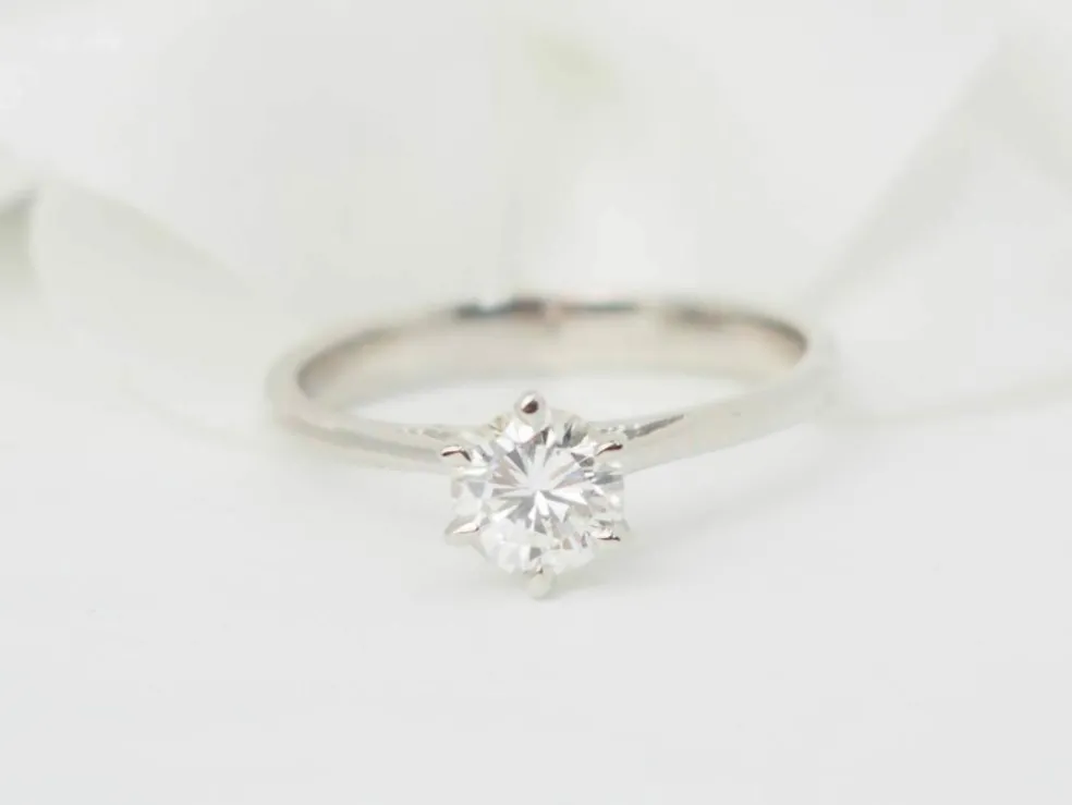 Bague solitaire en or blanc et diamant 0.58ct