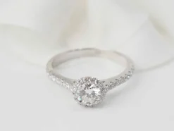 Bague solitaire en or blanc et diamant