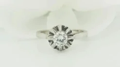 Bague solitaire en or blanc et diamant