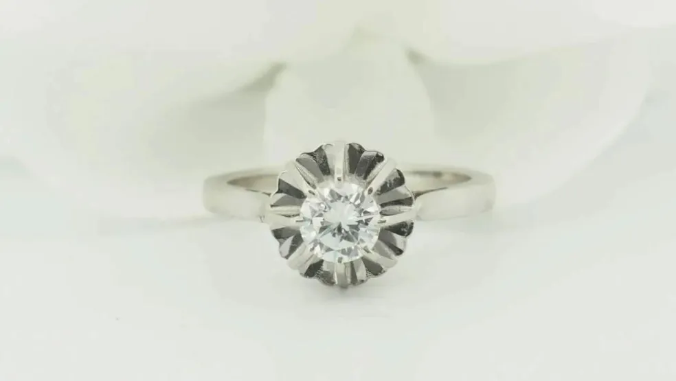 Bague solitaire en or blanc et diamant