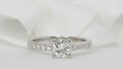 Bague solitaire en or blanc et diamant