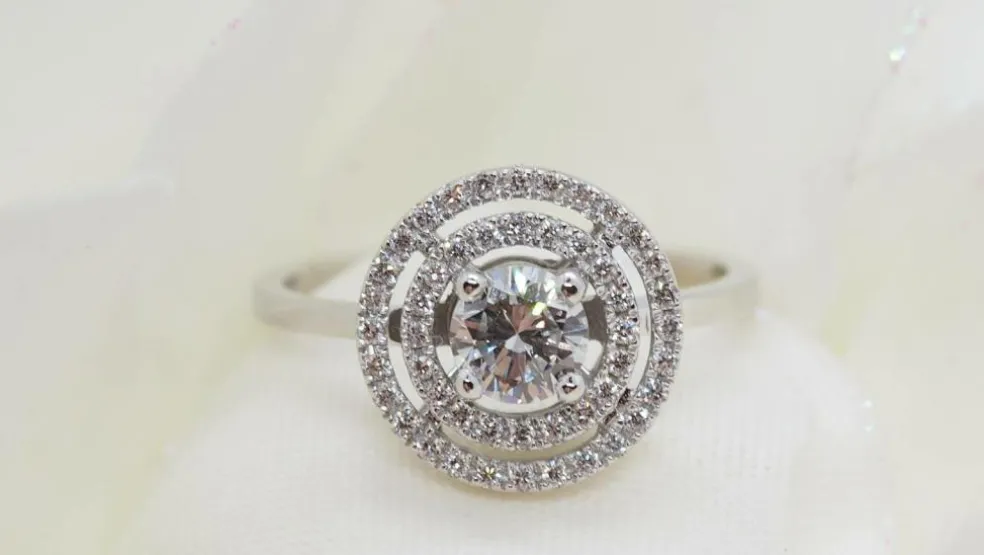 Bague solitaire en or blanc et diamant