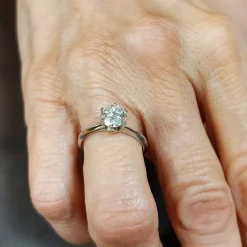Bague solitaire en or blanc avec diamant certifié HRD