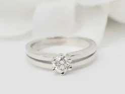 Bague Solitaire en or blanc et diamant 0.45ct