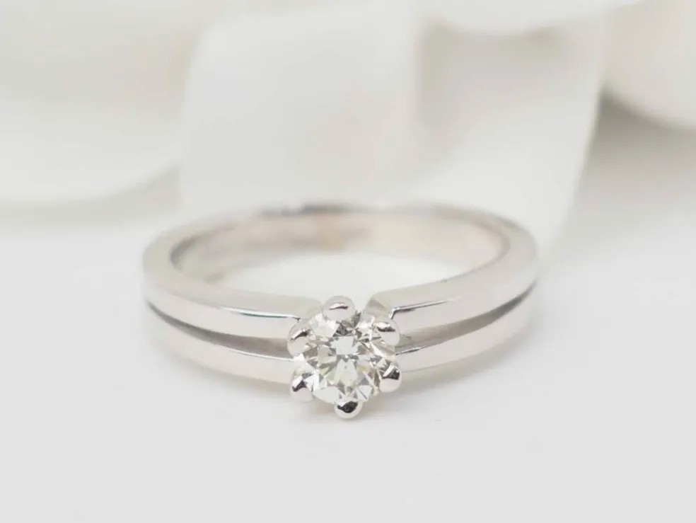Bague Solitaire en or blanc et diamant 0.45ct
