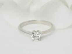 Bague solitaire en or blanc et diamant 0.51ct