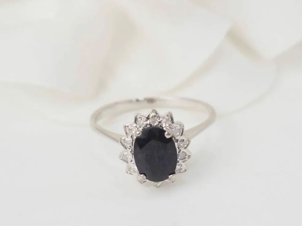 Bague solitaire en or blanc, diamants et saphir ovale