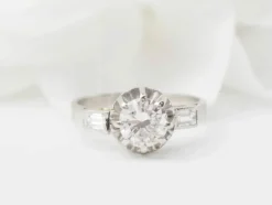 Bague solitaire en or blanc et diamant