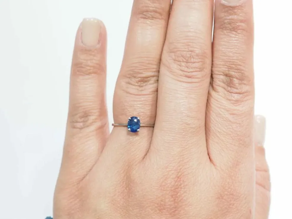 Bague solitaire en or blanc et saphir ovale