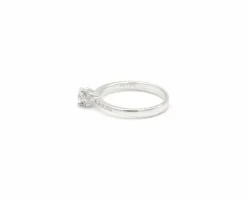 Bague solitaire en or blanc avec pavé sur la tige