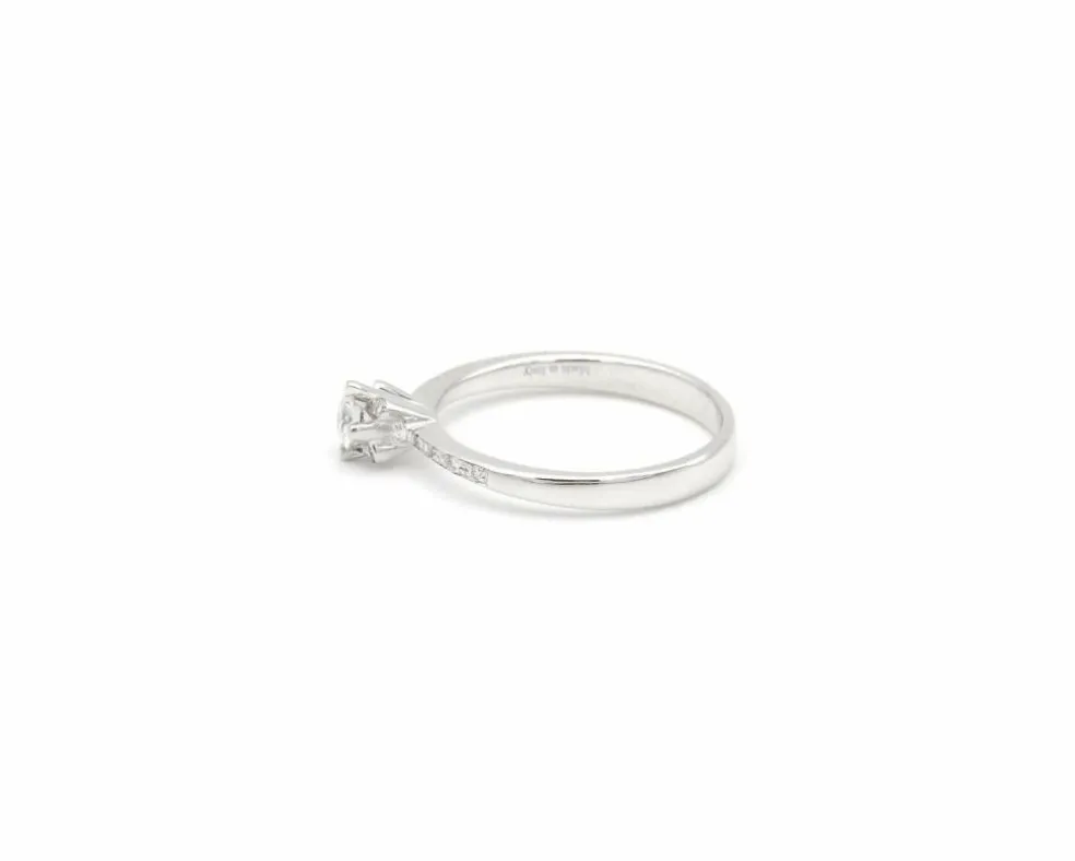 Bague solitaire en or blanc avec pavé sur la tige