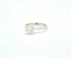 Bague solitaire en or blanc avec diamants