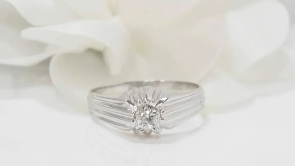 Bague solitaire en or blanc et diamant