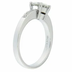 Bague solitaire en or blanc avec diamant
