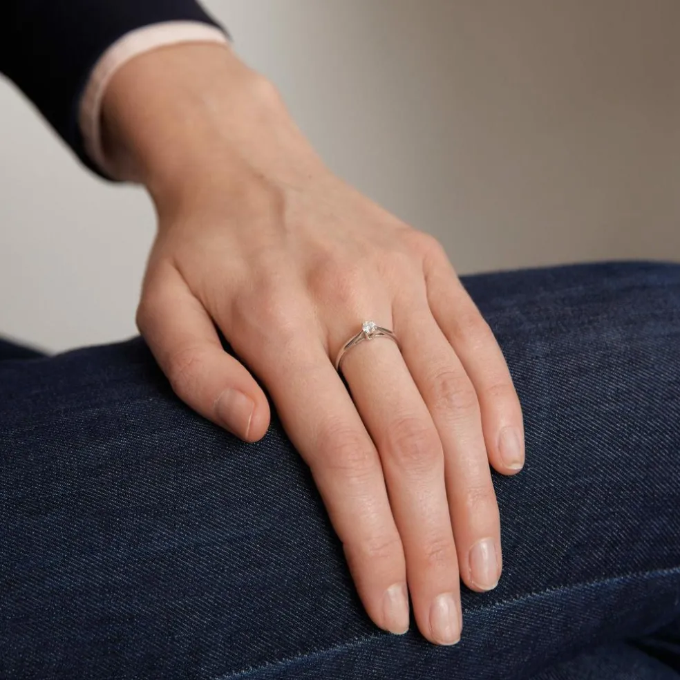 Bague solitaire en or blanc, diamant