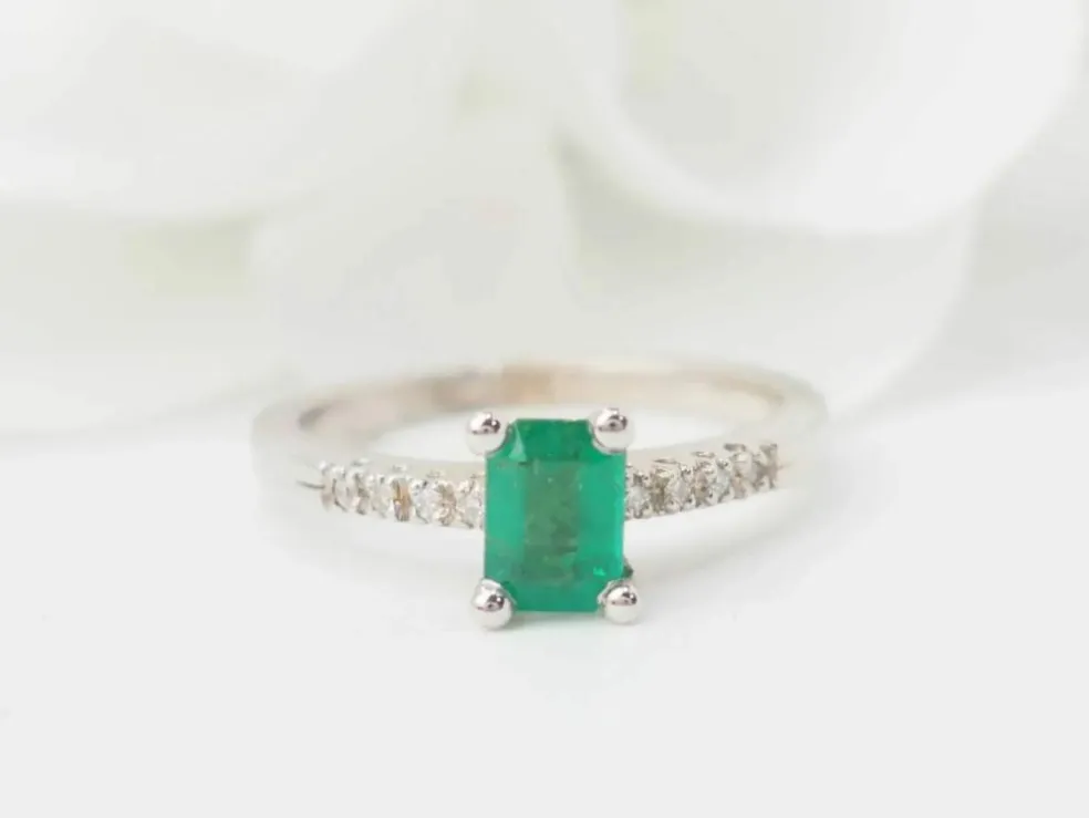 Bague solitaire en or blanc, émeraude et diamants
