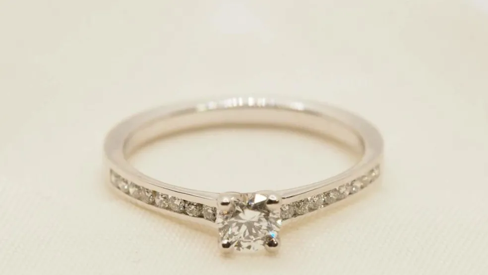 Bague solitaire en or blanc et diamant