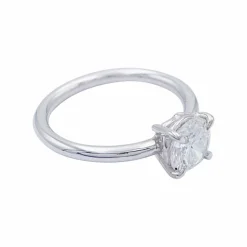Bague solitaire en or blanc, diamant 1,11 carat.