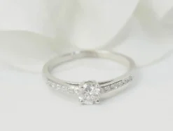 Bague solitaire en or blanc et diamants 0.30 ct