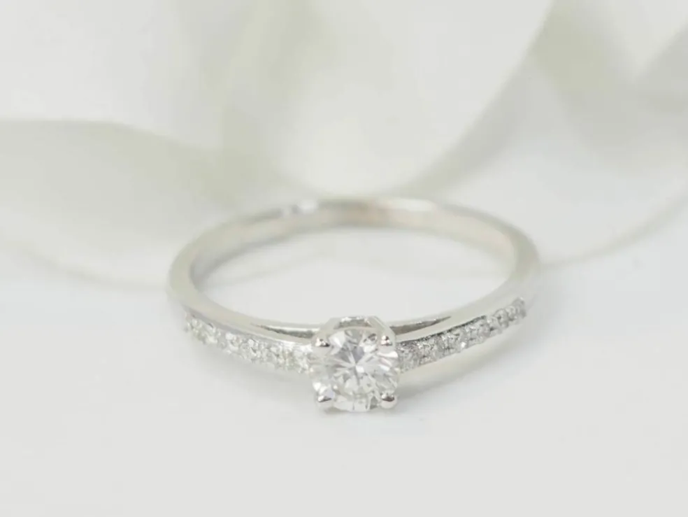Bague solitaire en or blanc et diamants 0.30 ct
