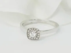 Bague solitaire en or blanc et diamants 0.15ct