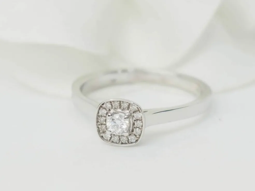 Bague solitaire en or blanc et diamants 0.15ct