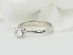 Bague solitaire en or blanc et diamant 0.53ct