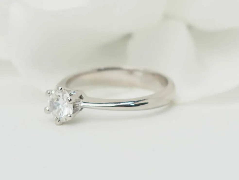 Bague solitaire en or blanc et diamant 0.53ct