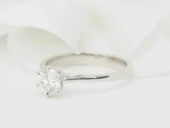 Bague solitaire en or blanc et diamant 0.58ct
