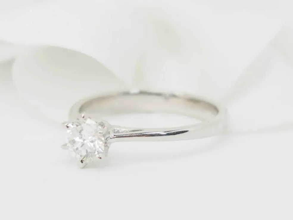Bague solitaire en or blanc et diamant 0.58ct