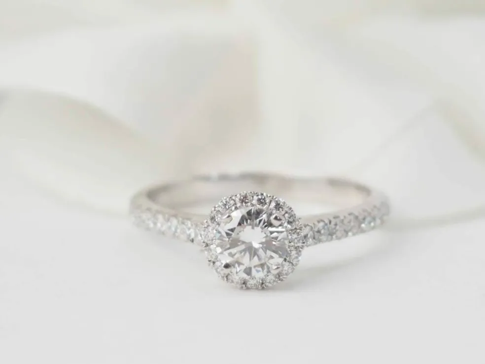 Bague solitaire en or blanc et diamant
