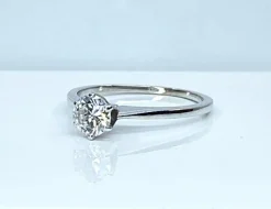 Bague solitaire en or blanc et diamant