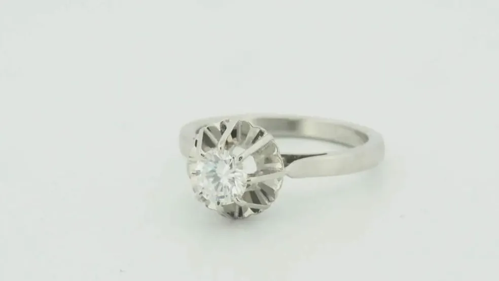 Bague solitaire en or blanc et diamant