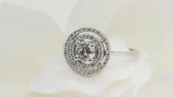 Bague solitaire en or blanc et diamant