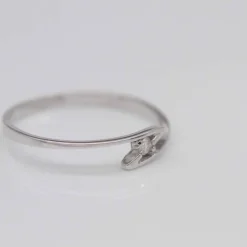 Bague solitaire en or blanc avec diamant central