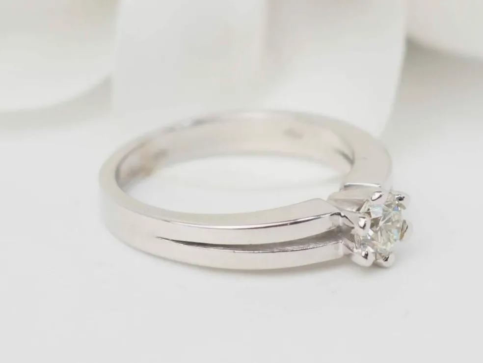Bague Solitaire en or blanc et diamant 0.45ct