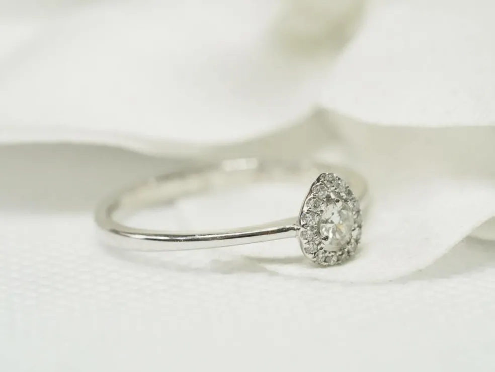 Bague solitaire en or blanc et diamants 0,15 ct en forme de poire