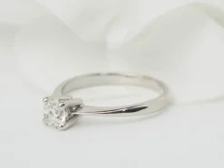 Bague solitaire en or blanc et diamant 0.51ct