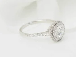 Bague solitaire en or blanc et diamants 0.72ct