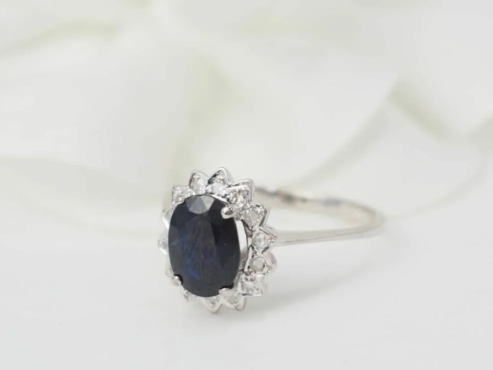 Bague solitaire en or blanc, diamants et saphir ovale